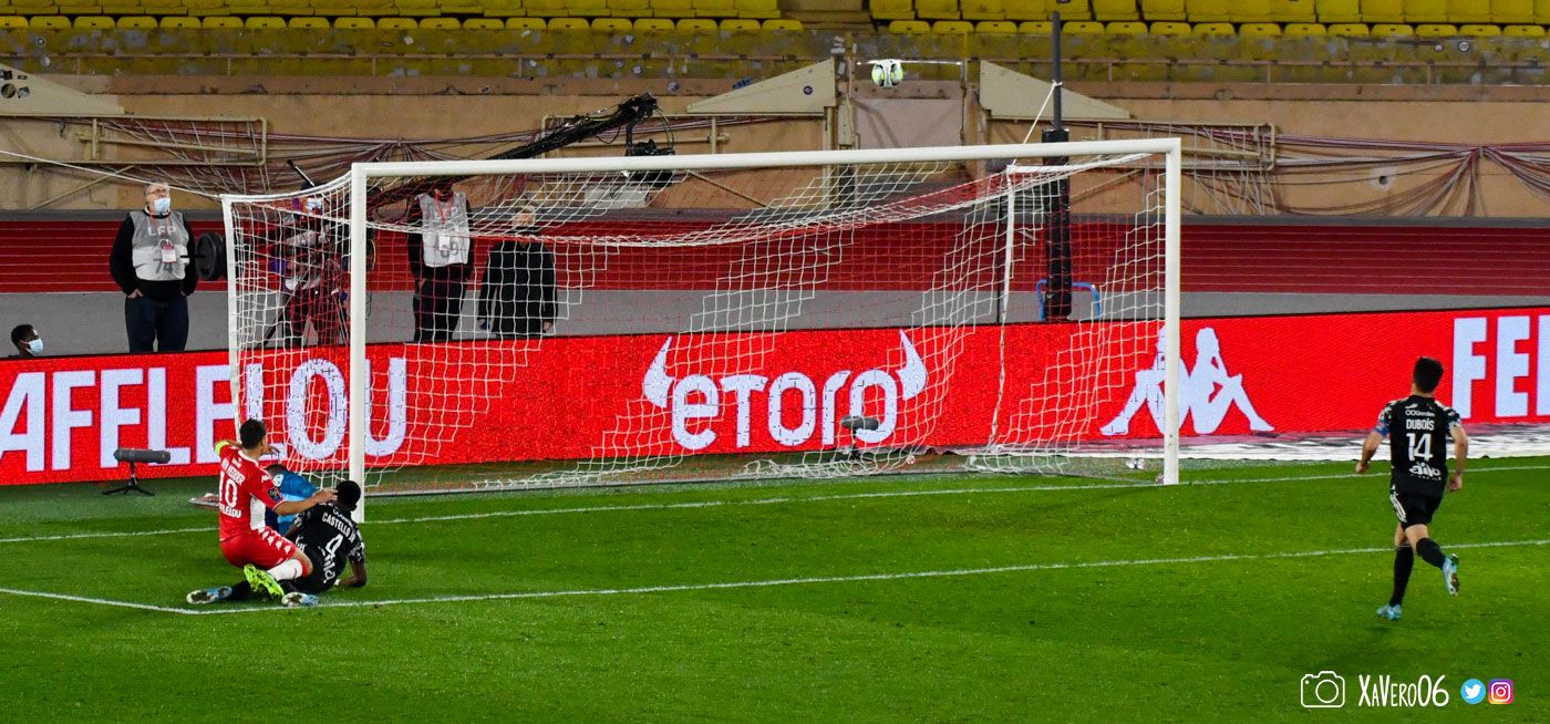 ...le ballon tarde à redescendre...