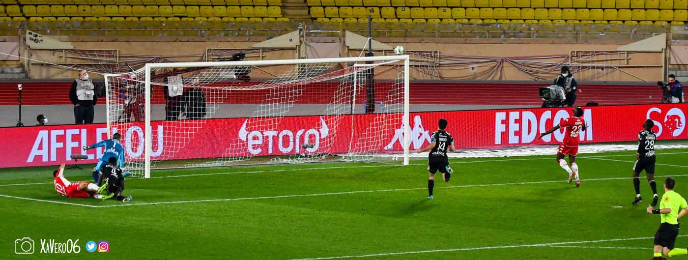 ...au-dessus de la lucarne opposé, Fofana réclamait le ballon...