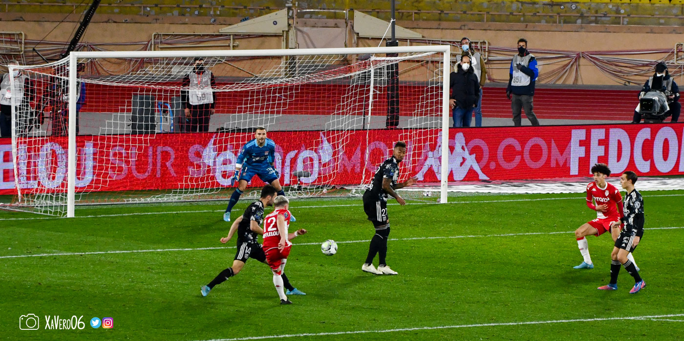 ...le ballon est cadré...