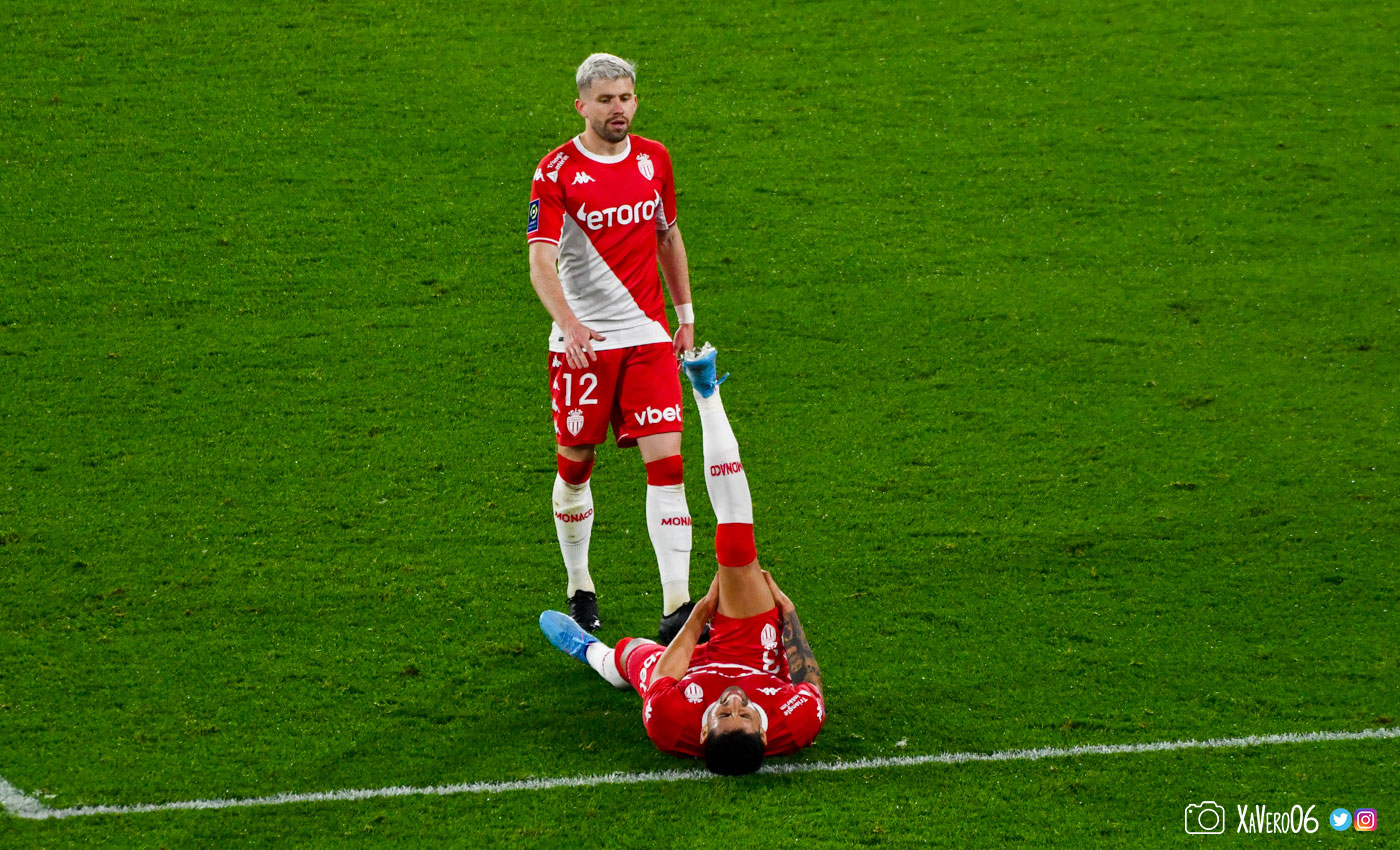...Caio vient aider Maripan, qui souffre de crampes