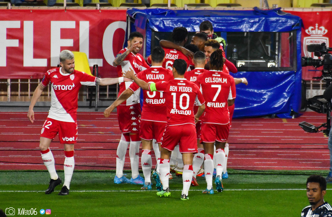 ...Caio félicite Ben Yedder pour sa passe, en connaisseur...