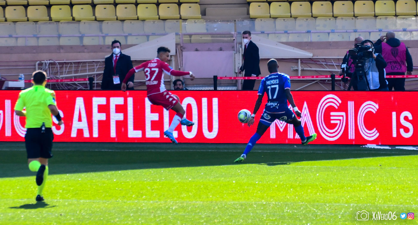 Remise de Diop contrée par la main de Mendes...