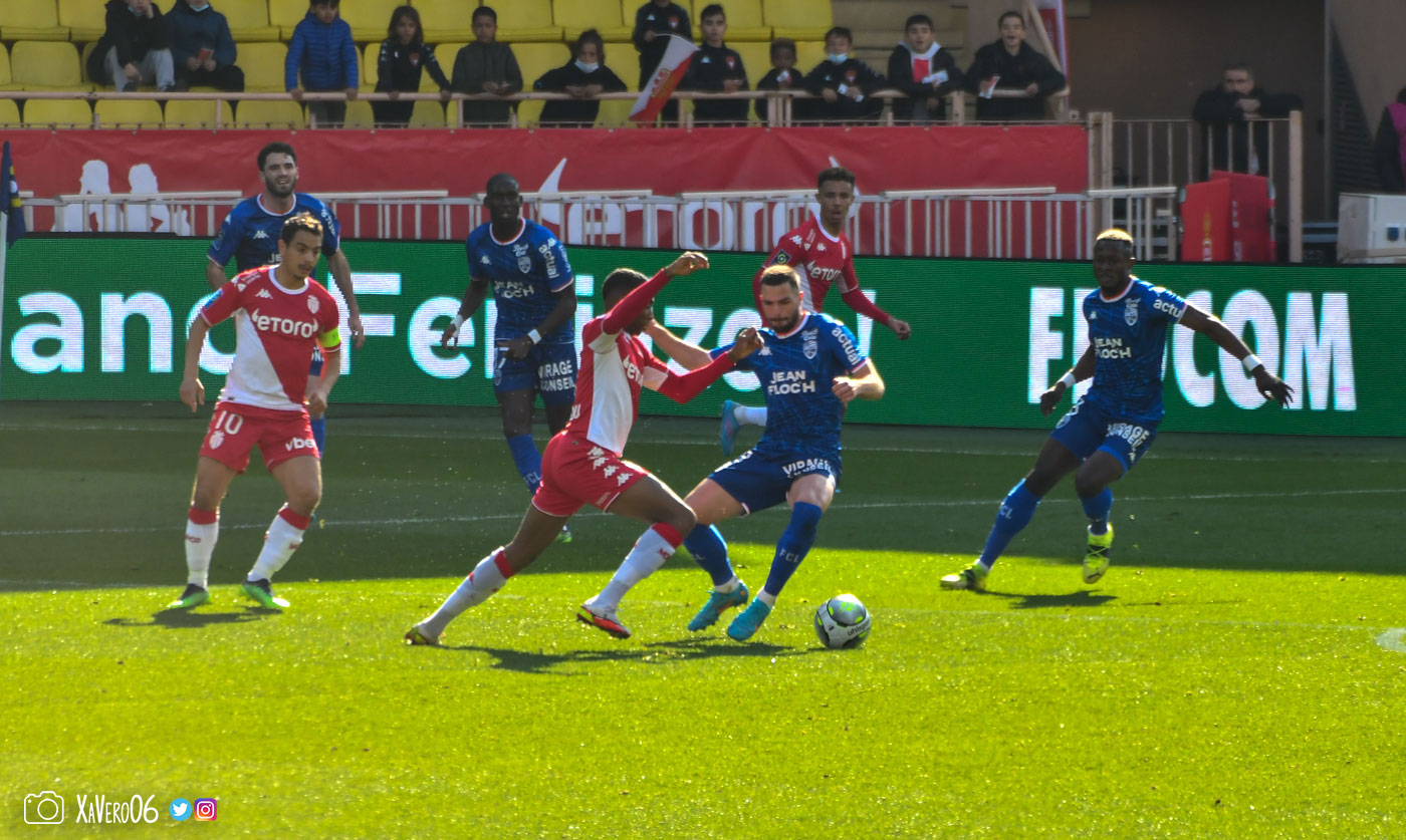 ...sur Lucas qui contrôle...