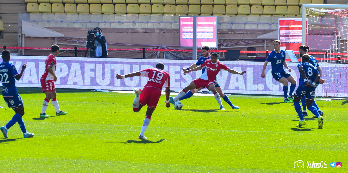 ...le ballon non cadré est arrêté par Vanderson...