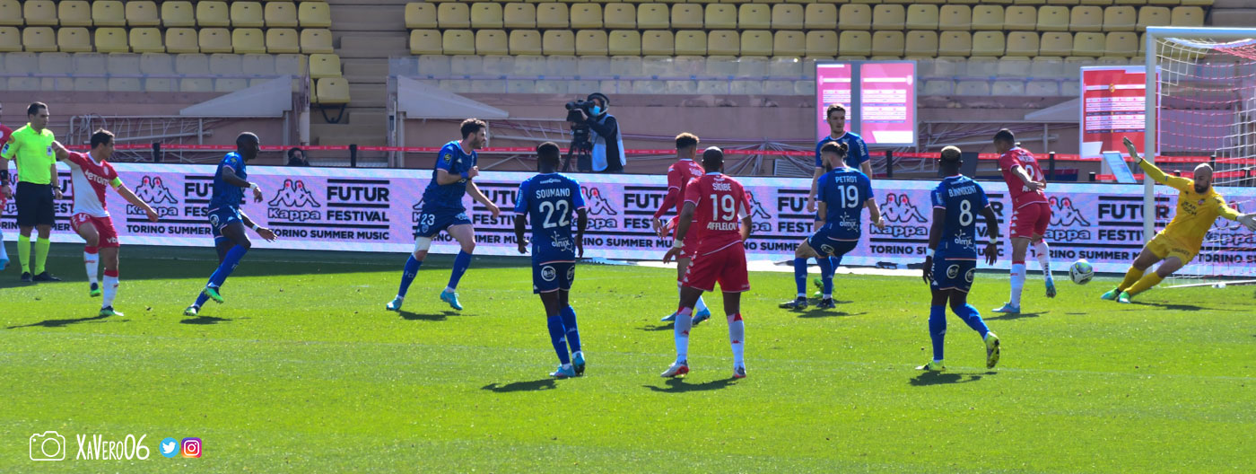 ...le ballon est croisé...