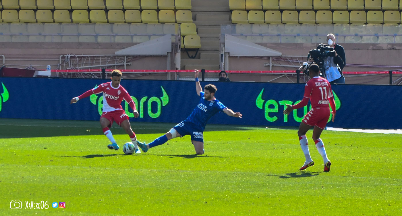 ...Diop contrôle au second poteau en évitant le tacle de Monconduit...