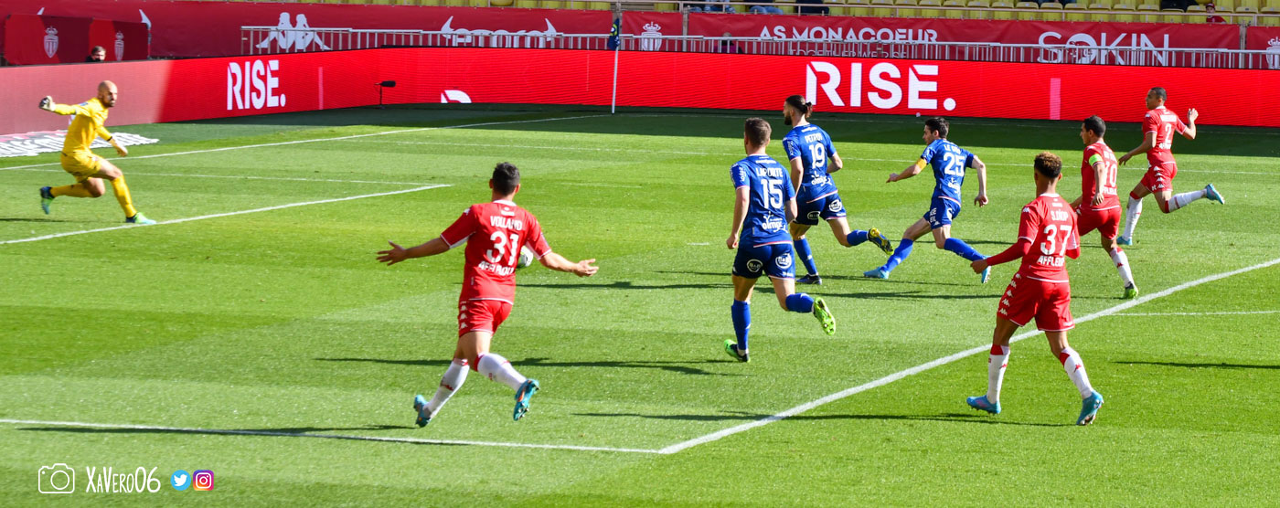 ...Le Goff dévie vers son but, prenant son gardien à contre-pied...