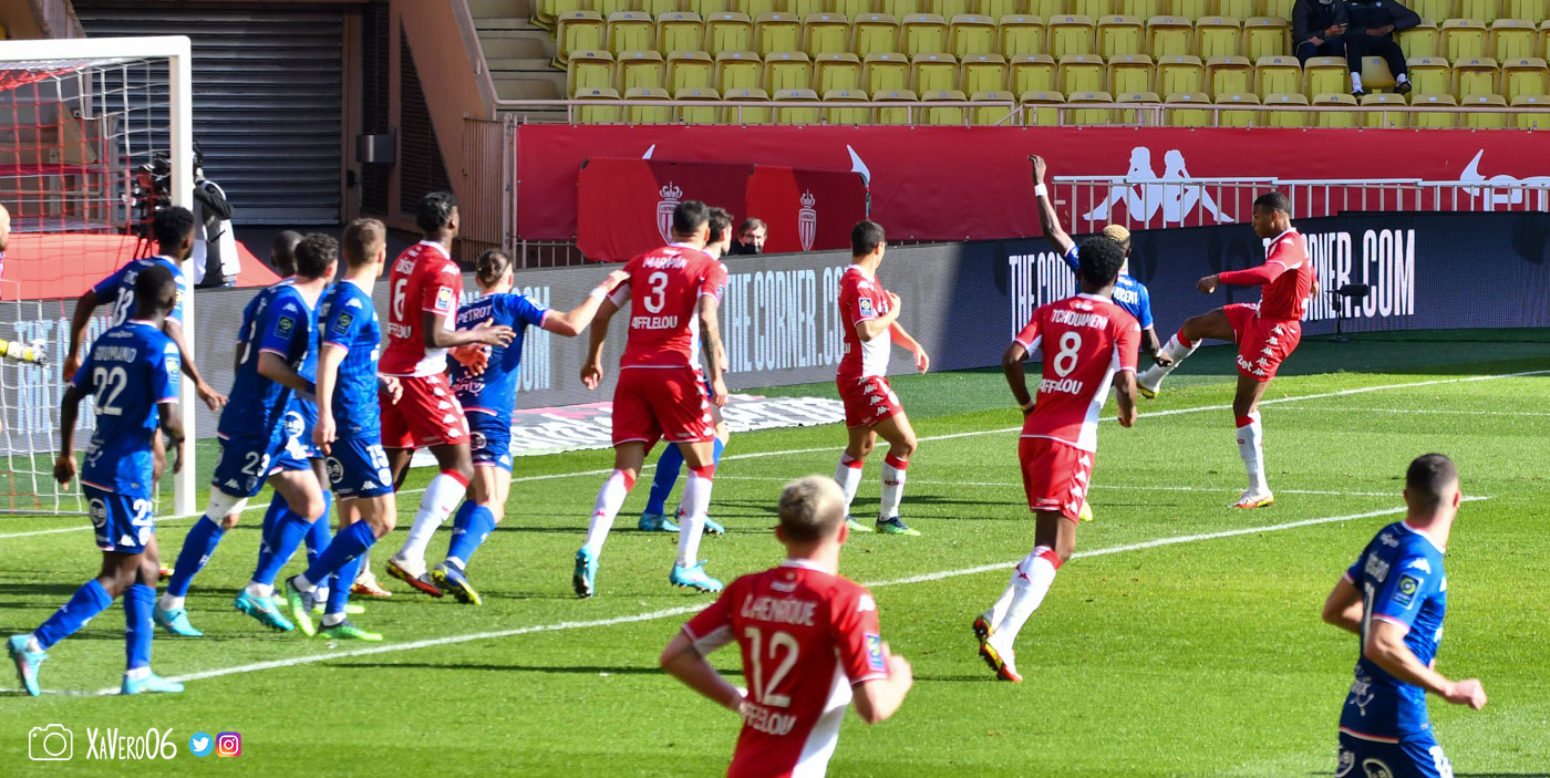 ...pour Lucas au second poteau qui reprend de volée...