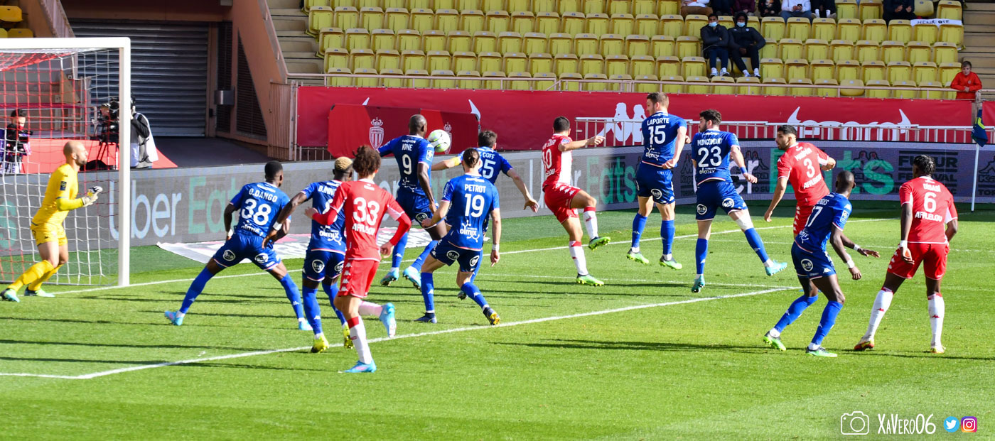 ...le ballon est cadré...
