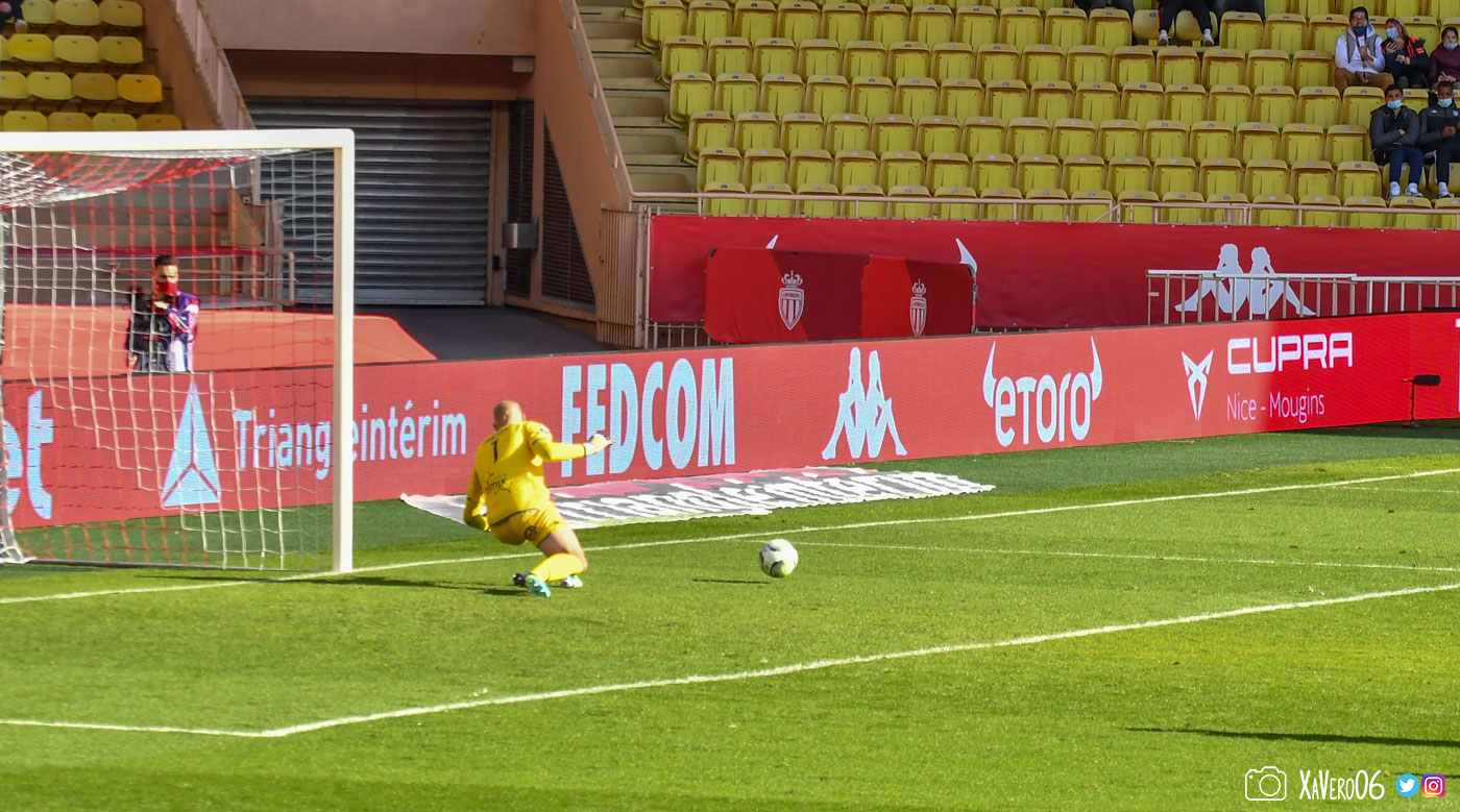 ...accompagné par Dreyer en sortie de but