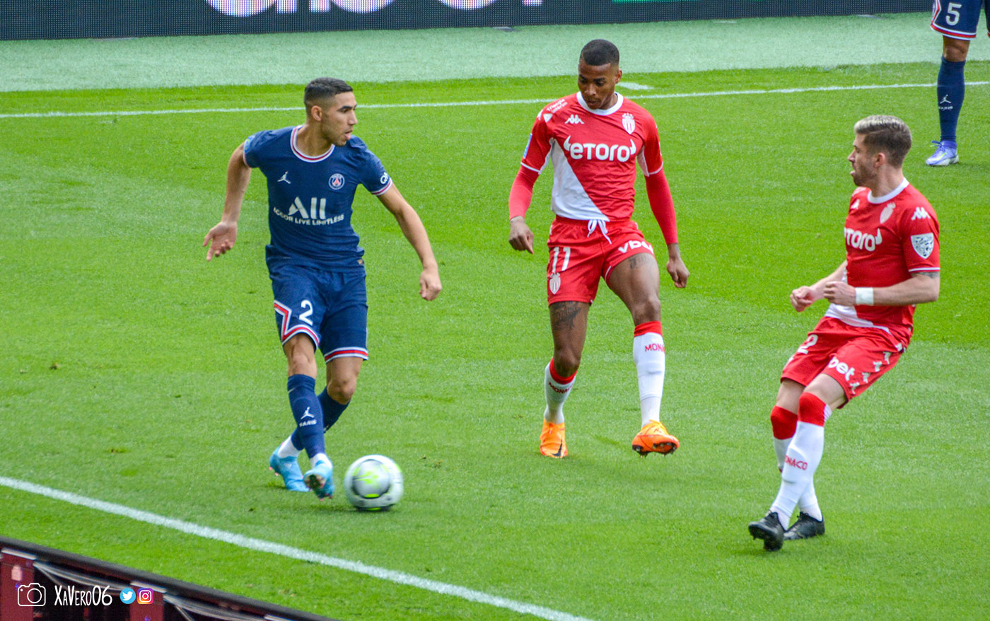 ...Mbappé bloqué par le pressing de l'ASM