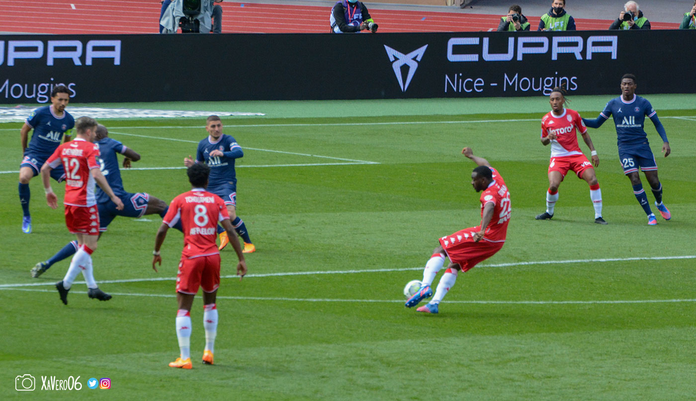 ...sur Fofana qui frappe...