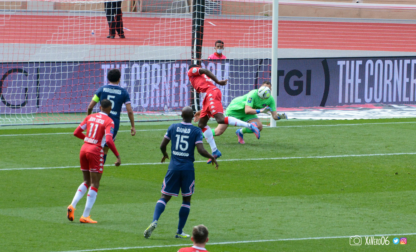 ...mais ne touche pas le ballon...