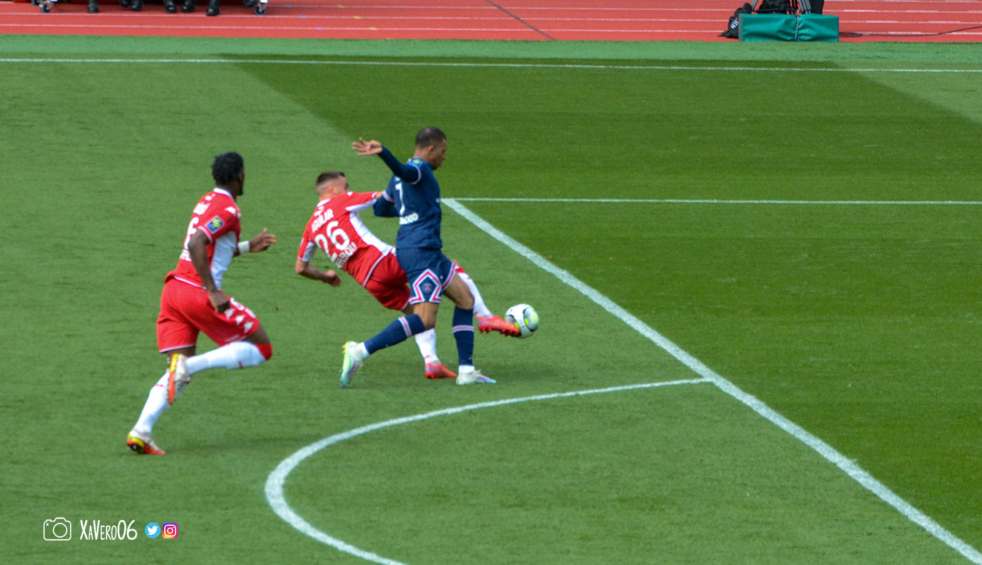 Aguilar met en corner...