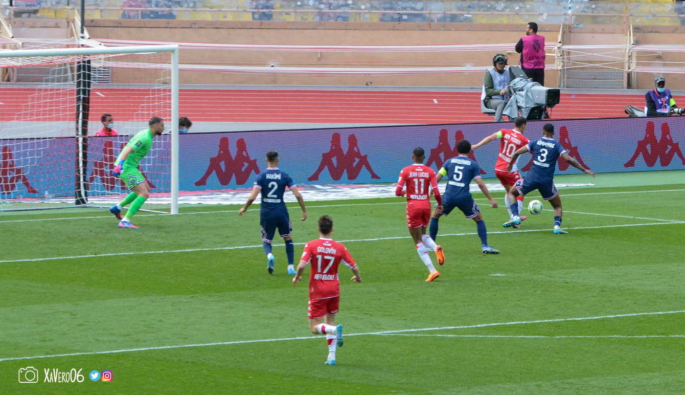 ...Ben Yedder est au premier poteau...