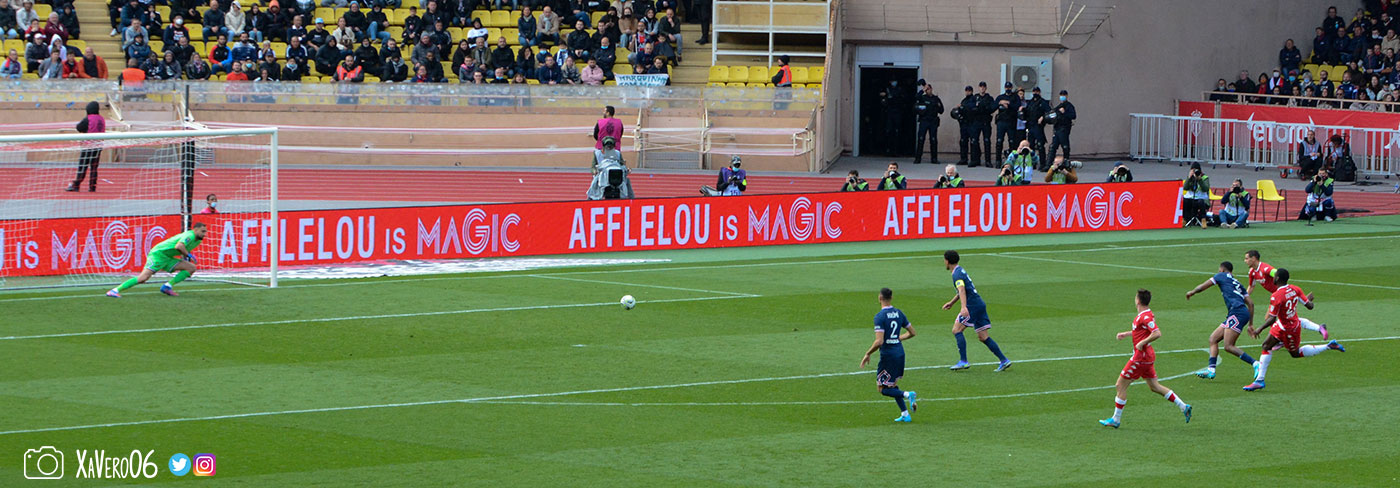...le ballon rebondit plusieurs fois...