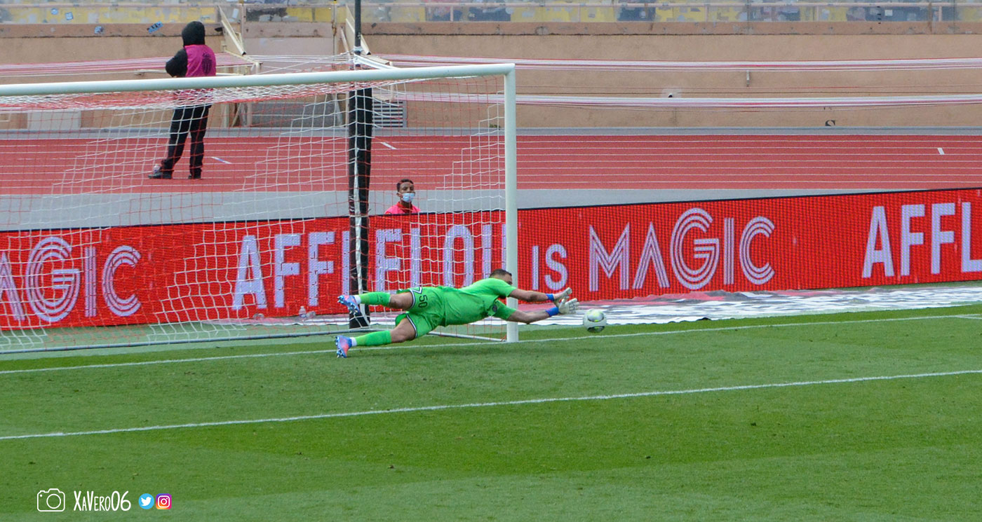 ...Donnarumma capte en deux temps