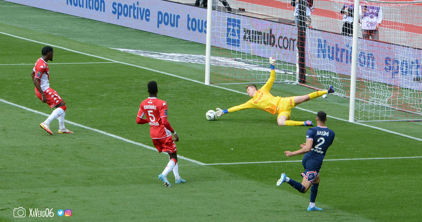 ...Nûbel se détend et détourne le ballon...