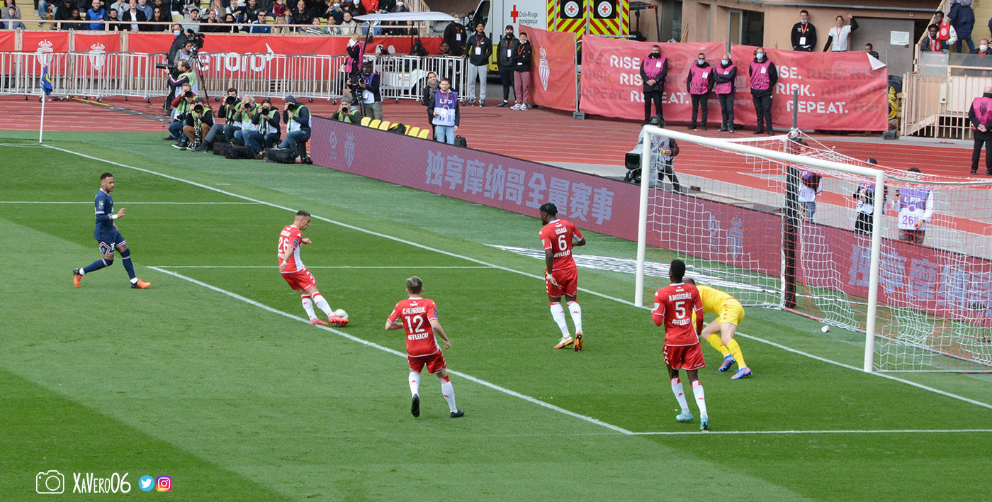 ...et Aguilar le met en corner...