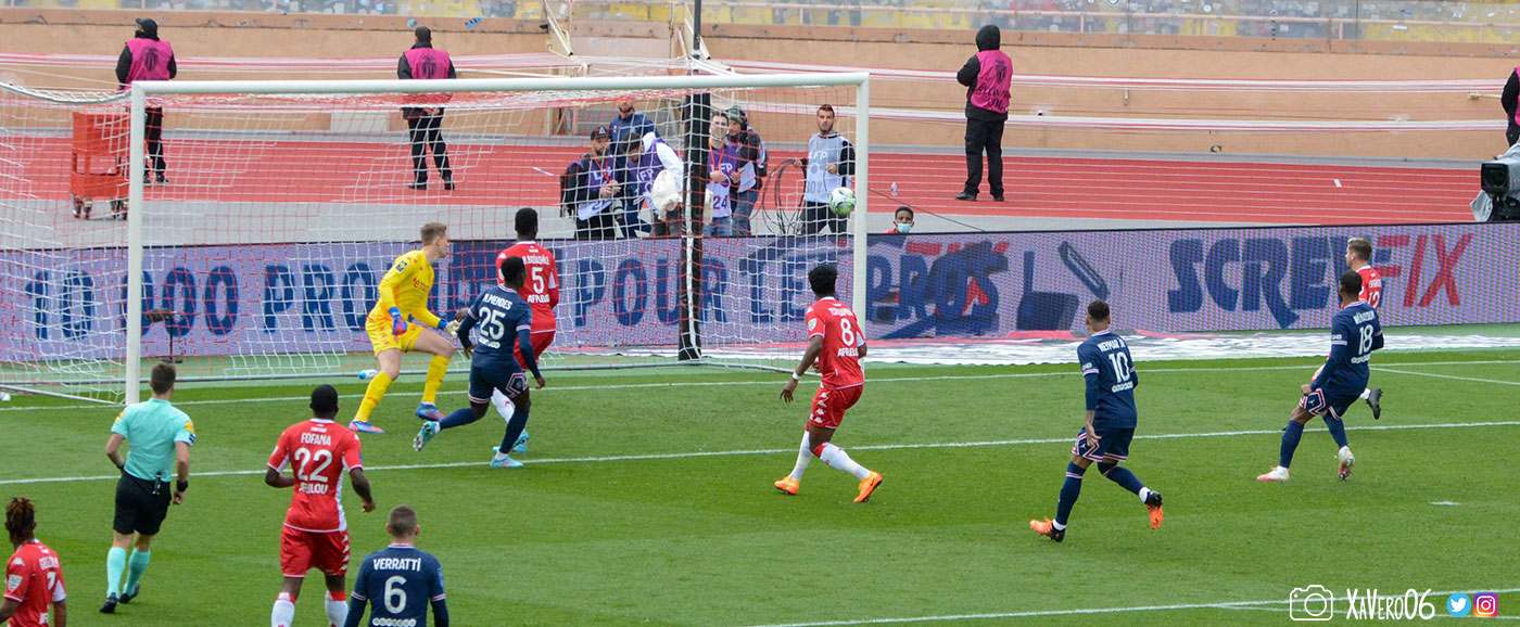 ...mais le ballon fuit le cadre...