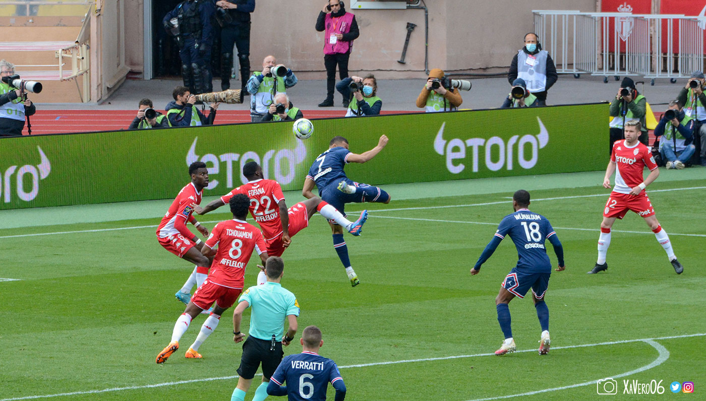 Geste acrobatique de Mbappé...