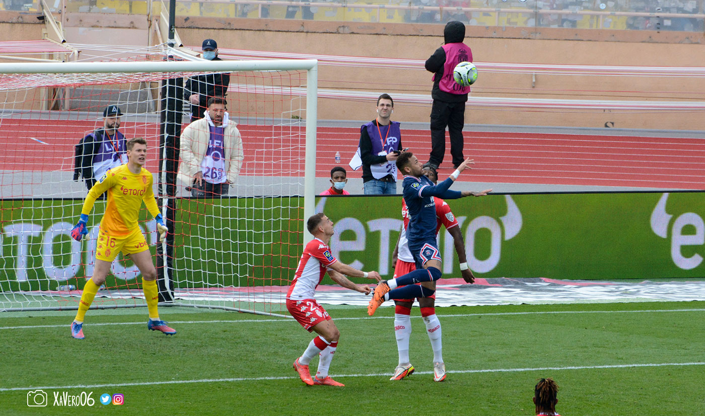 ...qui dévie vers Neymar...