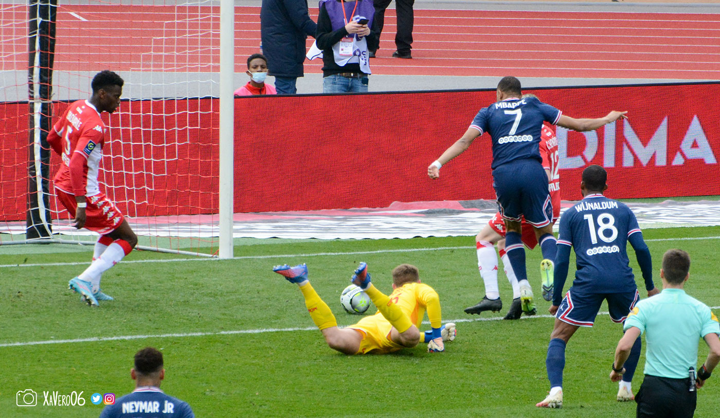 ...le ballon est ralentit