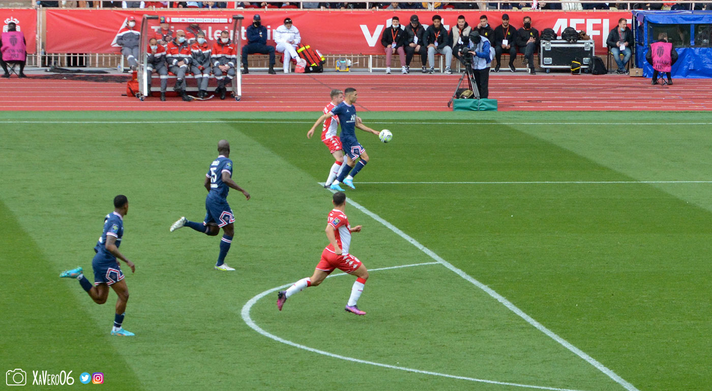 ...Hakimi touche le ballon de la main...