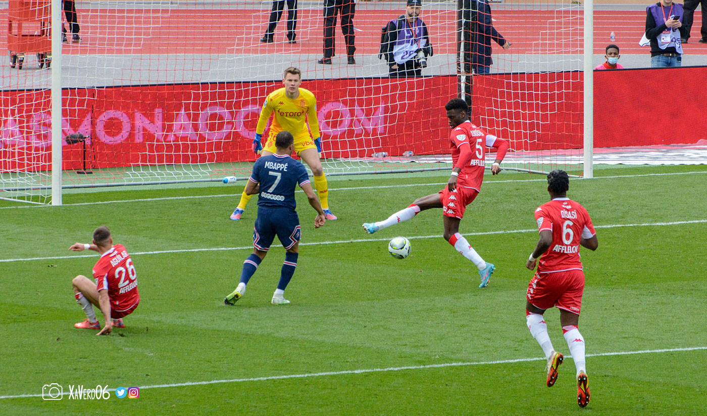 ...dans la course de Badiashile qui rate son dégagement...