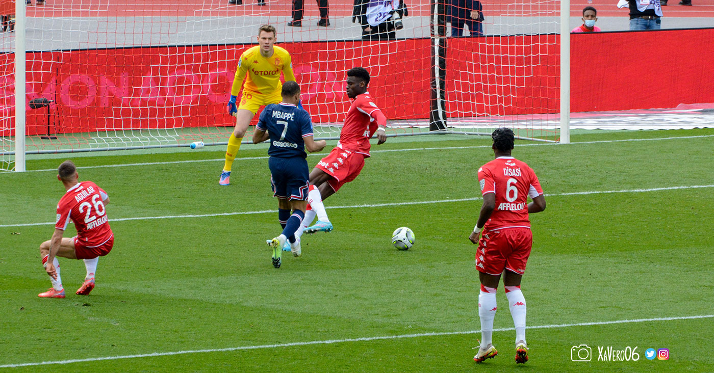 ...et le ballon revient dans la course de Mbappé...