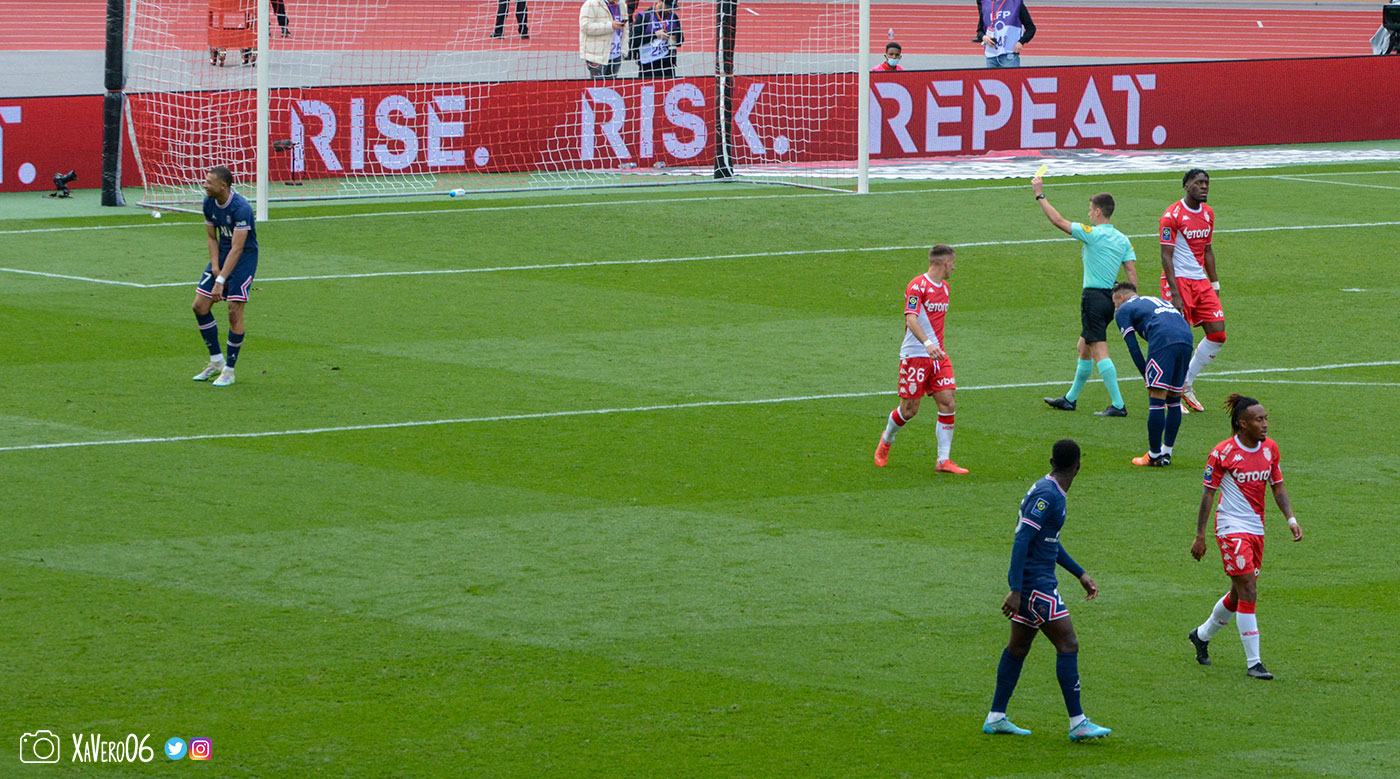 Mbappé averti pour contestation...