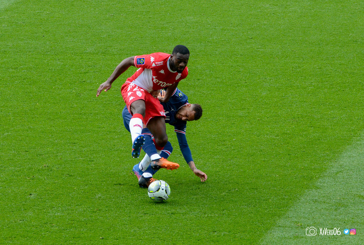 ...Faute de Neymar sur Fofana...