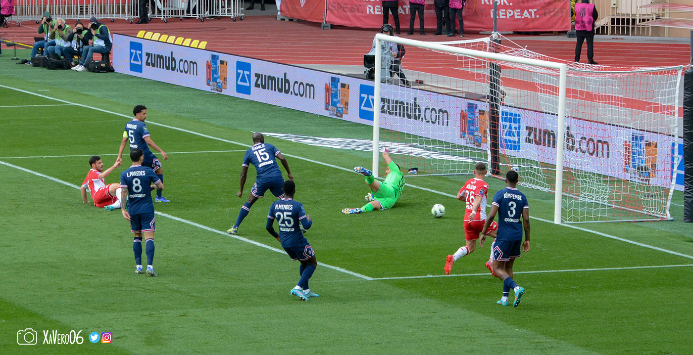 ...prenant Donnarumma à contre-pied...