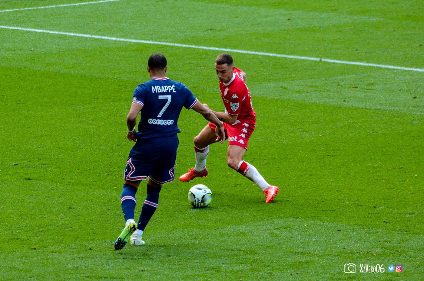 Mbappé donne entre les jambes d'Aguilar...
