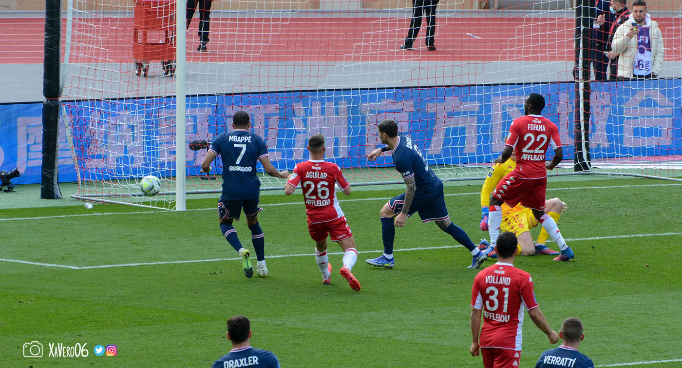 ...et le ballon sort du cadre...