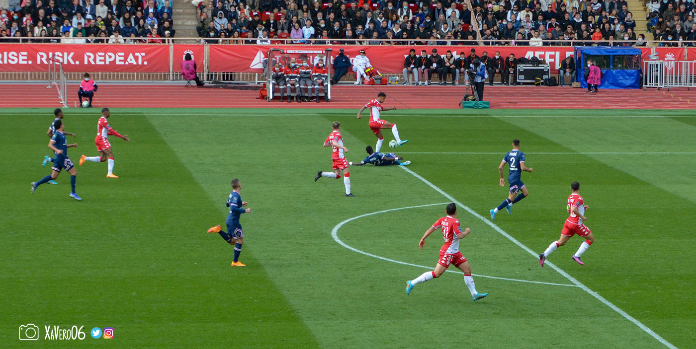 ...Gueye tacle et repousse le danger