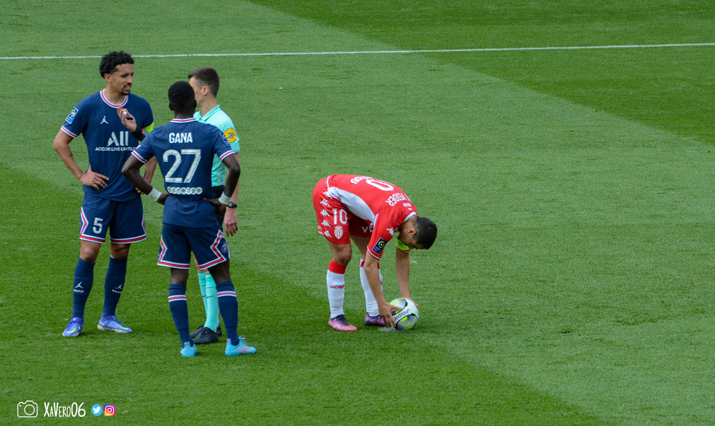 ...Ben Yedder pose son ballon...