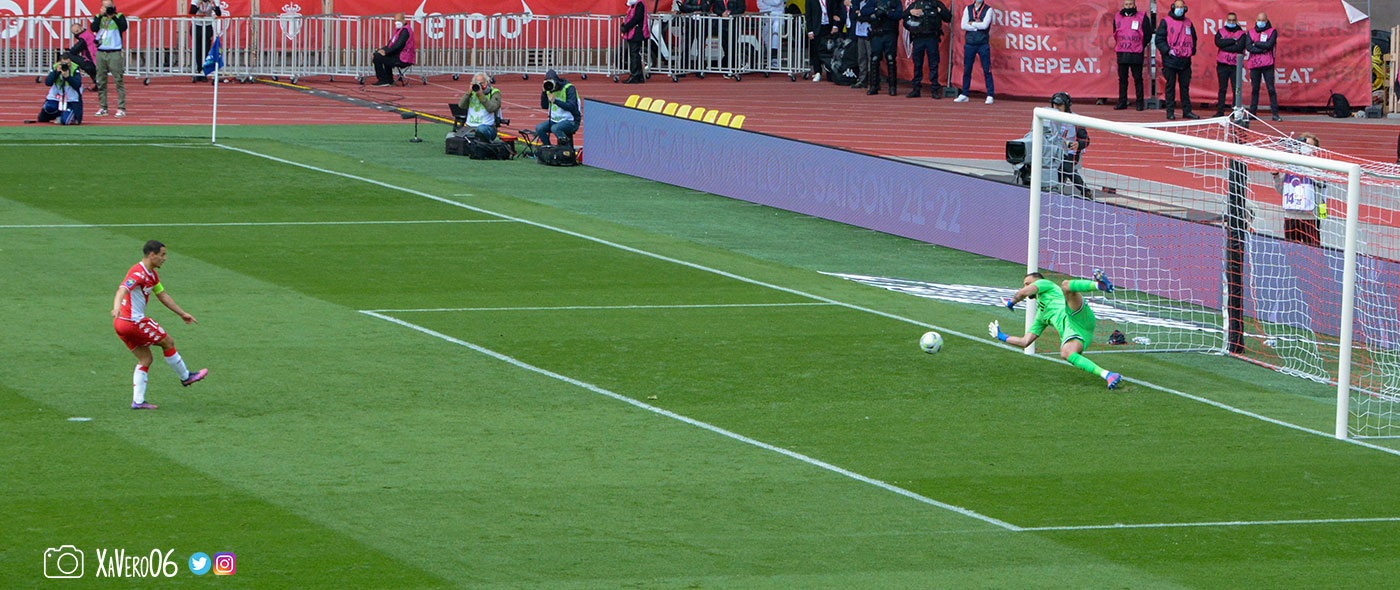 ...frappe fort du côté où Donnarumma est parti...