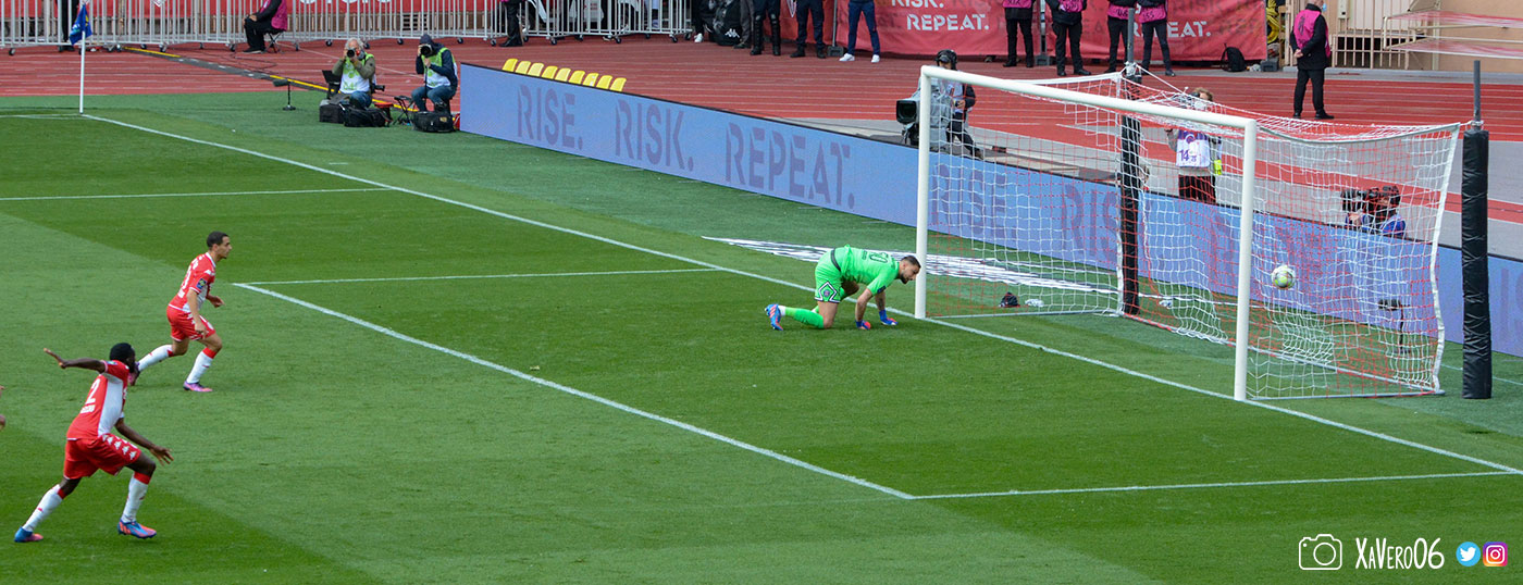 ...mais le ballon va dans le petit-filet...