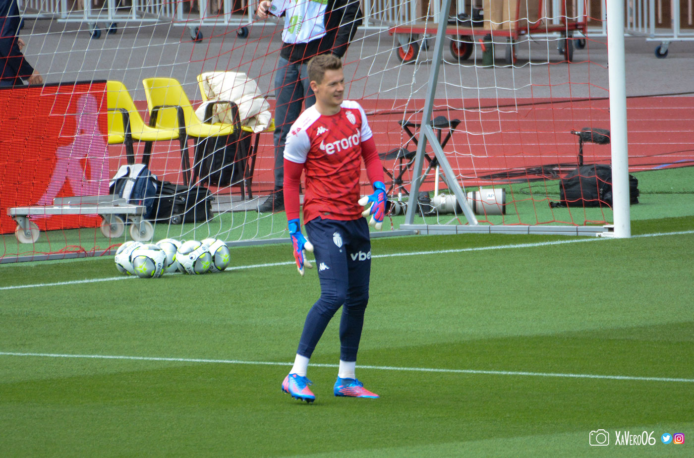 Nübel titulaire dans les buts