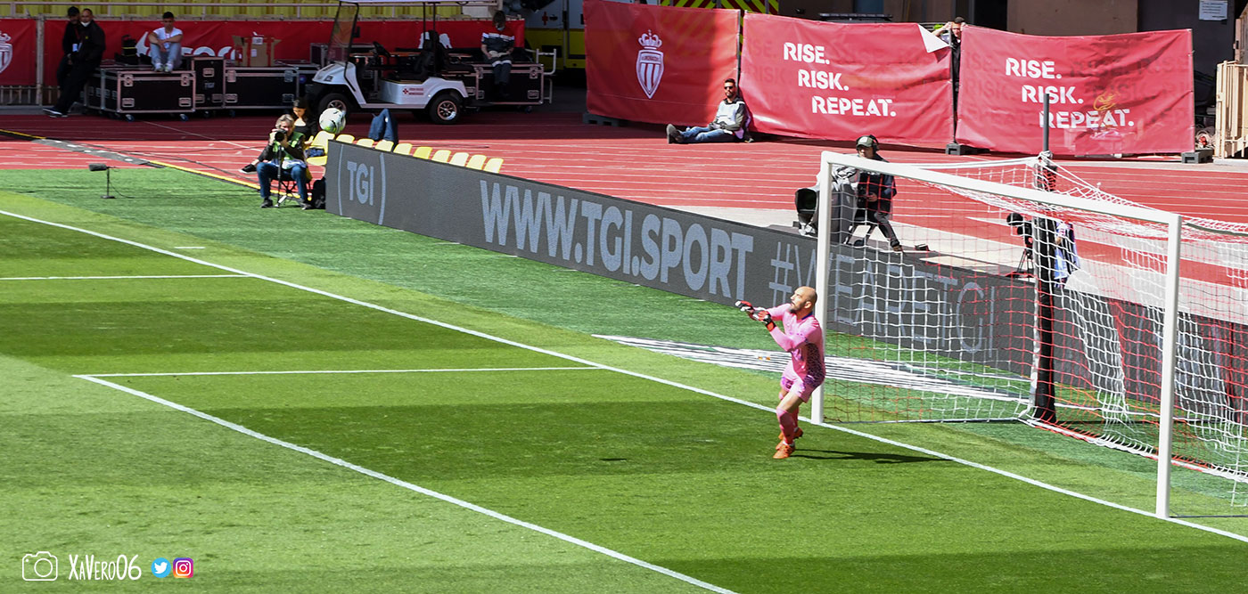 ...le ballon a passé le mur, Moulin a fait un pas sur la droite...