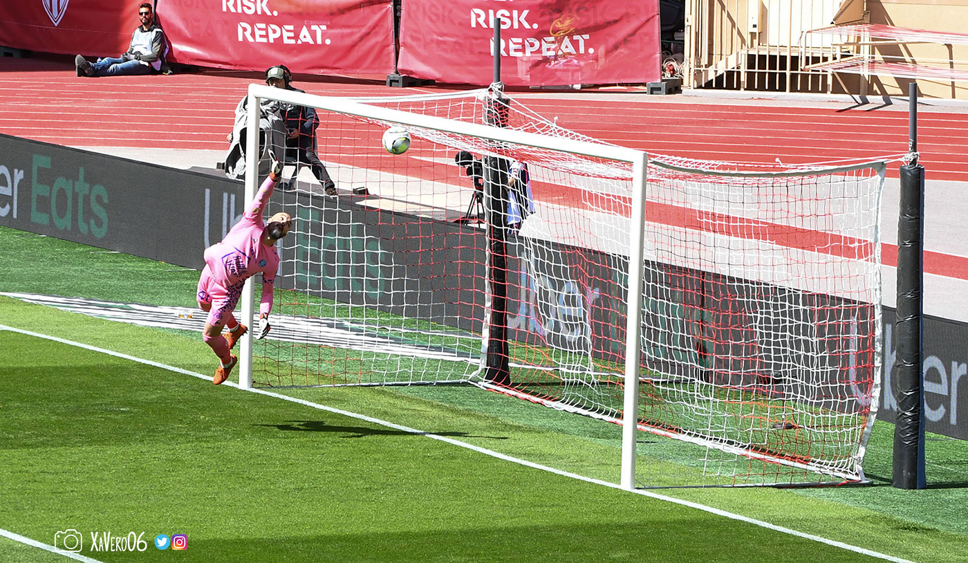 ...mais est trop court, le ballon retombe sous la barre...