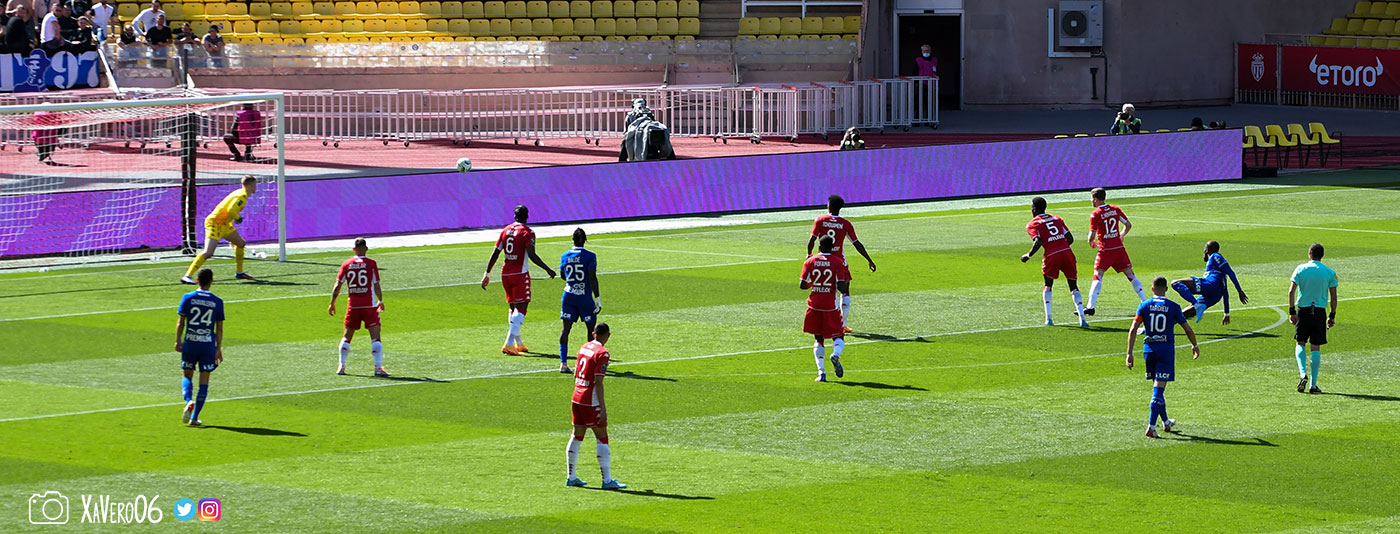 ...le ballon enroulé est sur la gauche de Nübel...