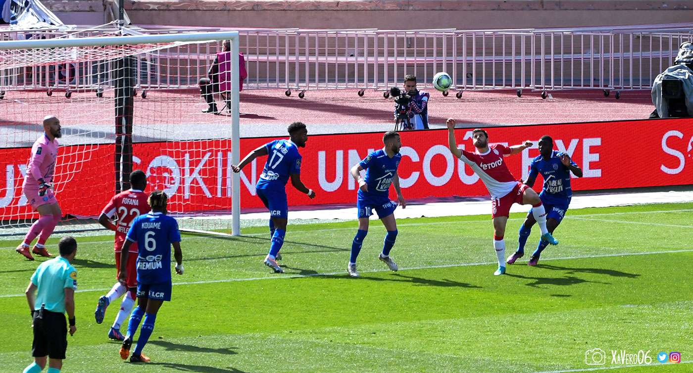 ...où Volland se contorsionne...