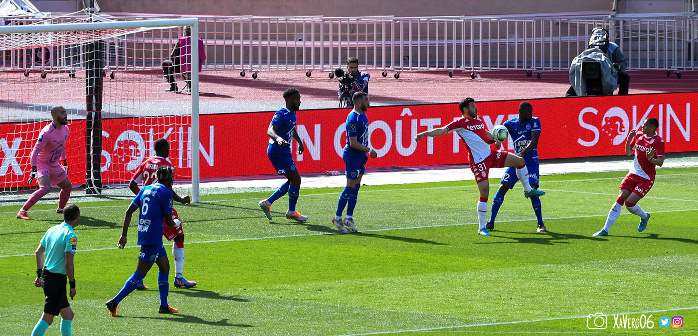 ...le ballon reste sur lui...