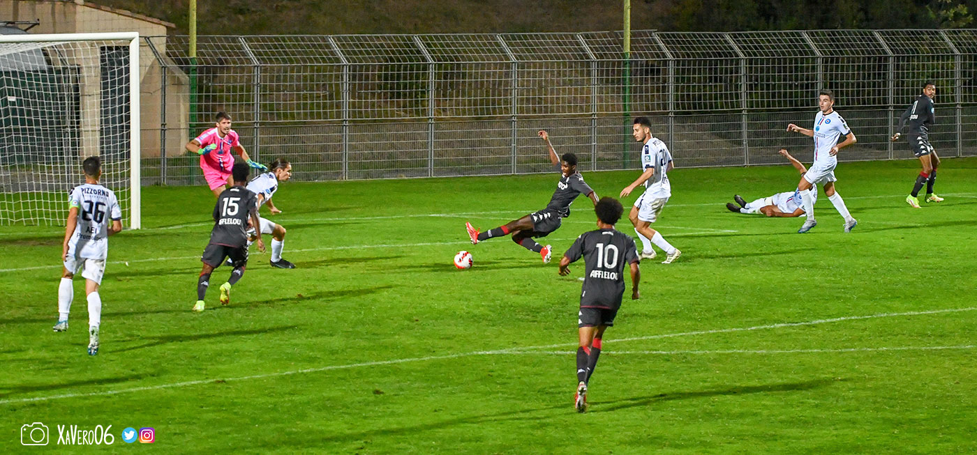 ...qui centre devant le but...