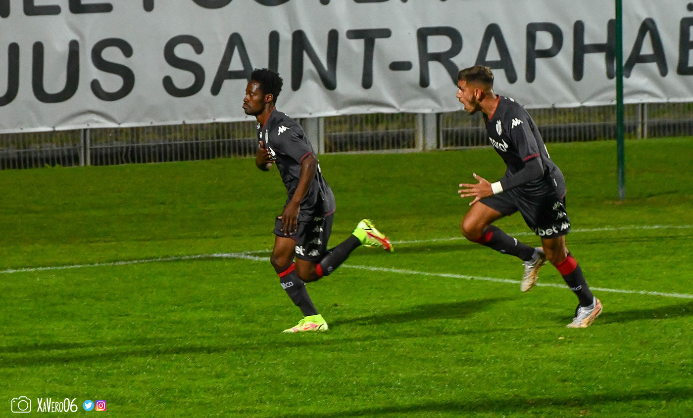 ...il va fêter son but avec Torres...