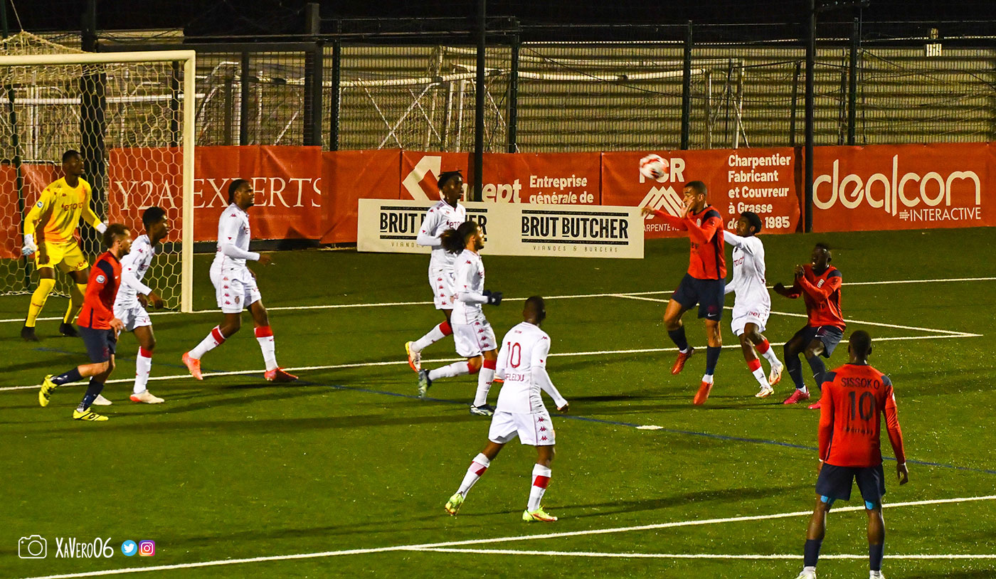 Corner pour une tête au second poteau...