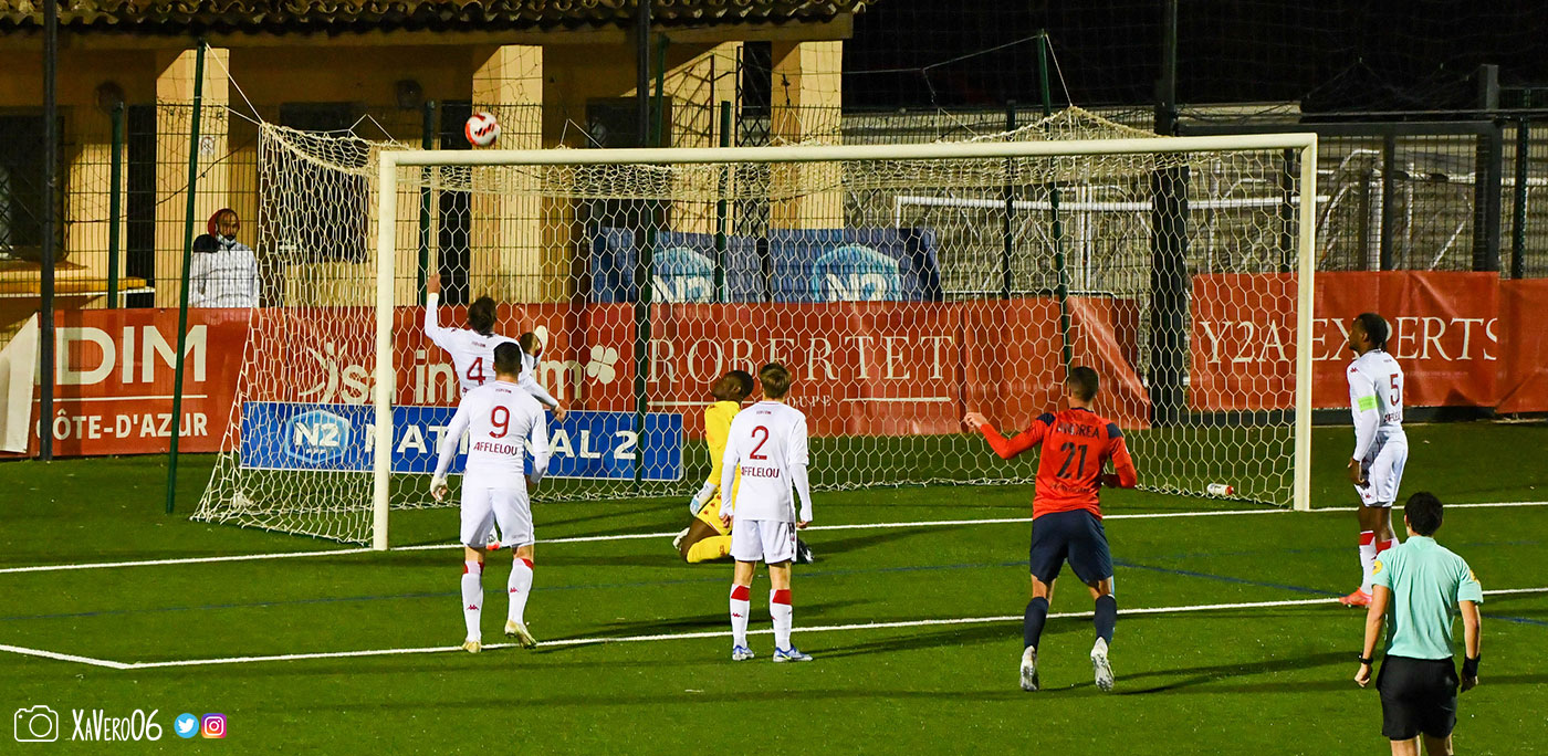 ...avant d'être dégagé par la tête de Torres
