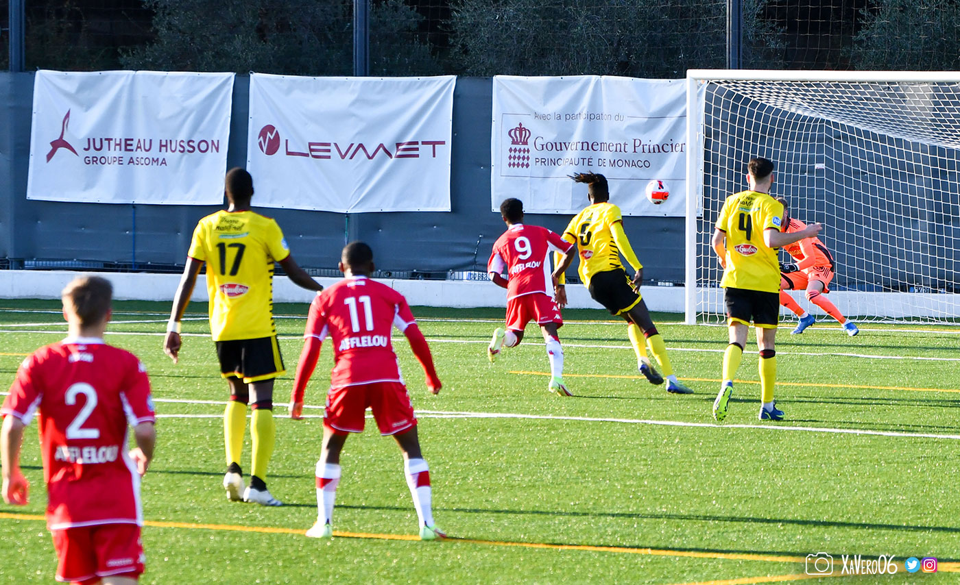 ...mais le gardien met en corner